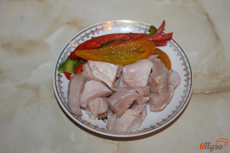 Фото приготовление рецепта: Салат с курицей, перцем и рукколой шаг №4