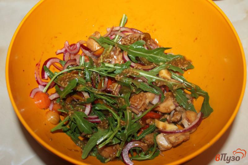 Фото приготовление рецепта: Салат с курицей, перцем и рукколой шаг №6