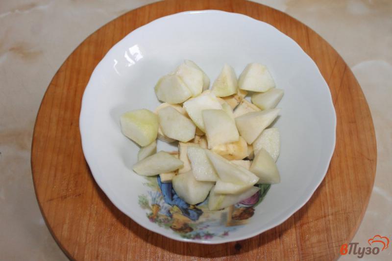 Фото приготовление рецепта: Фруктовый салат с грецкими орехами и йогуртом шаг №2
