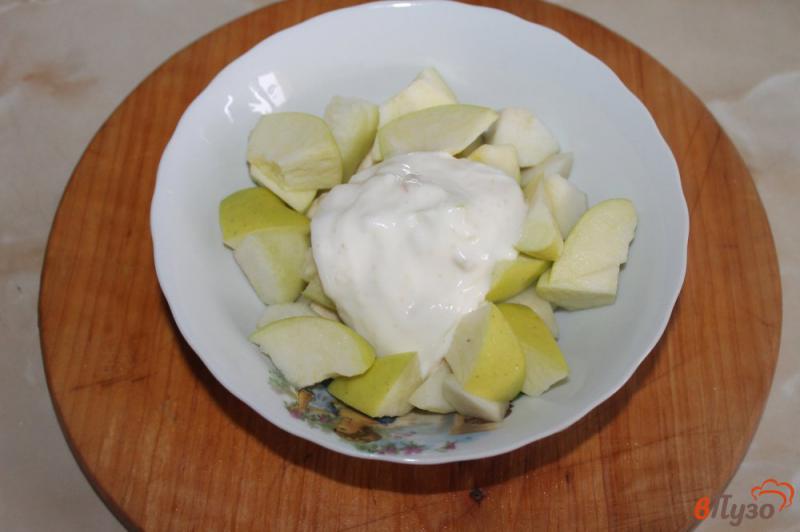 Фото приготовление рецепта: Фруктовый салат с грецкими орехами и йогуртом шаг №4