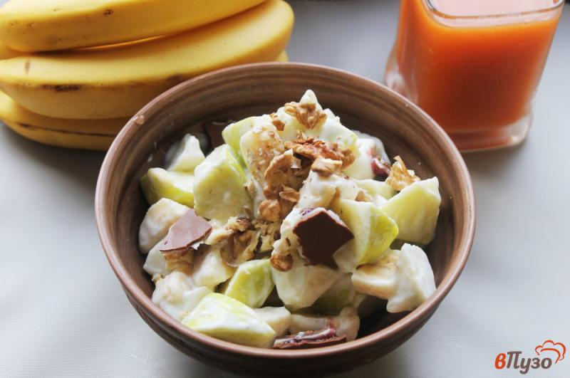 Фото приготовление рецепта: Фруктовый салат с грецкими орехами и йогуртом шаг №6