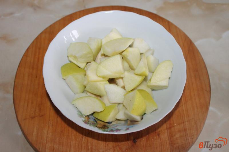 Фото приготовление рецепта: Фруктовый салат с грецкими орехами и йогуртом шаг №3