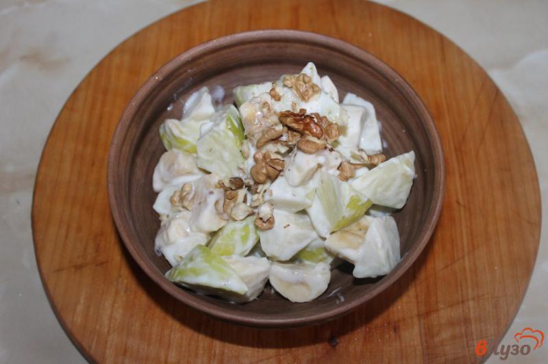 Фото приготовление рецепта: Фруктовый салат с грецкими орехами и йогуртом шаг №5