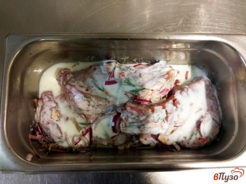 Фото приготовление рецепта: Свиной антрекот маринованный в кефире с перцем чили и луком шаг №4