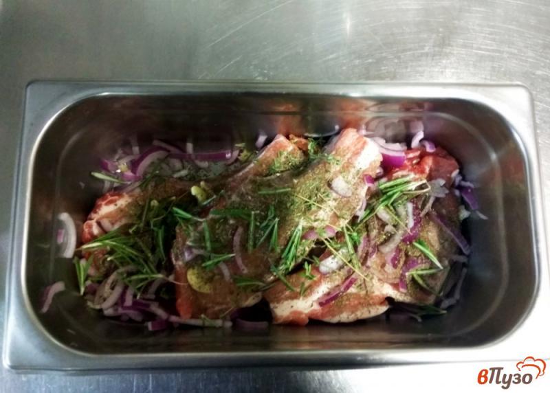 Фото приготовление рецепта: Свиной антрекот маринованный в кефире с перцем чили и луком шаг №2