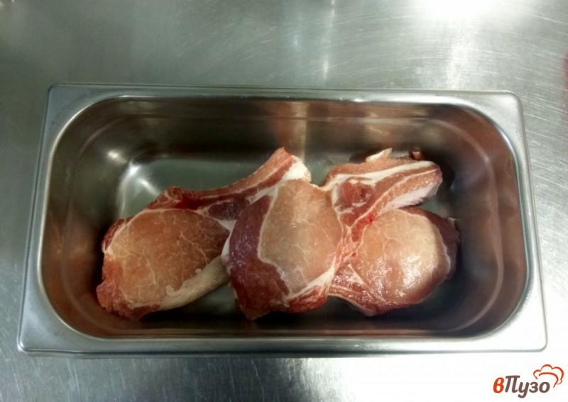 Фото приготовление рецепта: Свиной антрекот маринованный в кефире с перцем чили и луком шаг №1