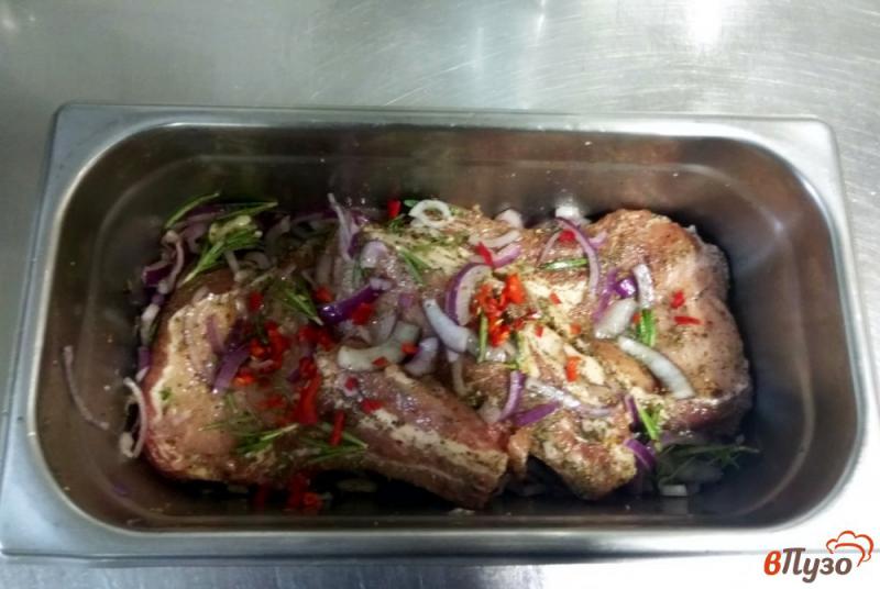 Фото приготовление рецепта: Свиной антрекот маринованный в кефире с перцем чили и луком шаг №3