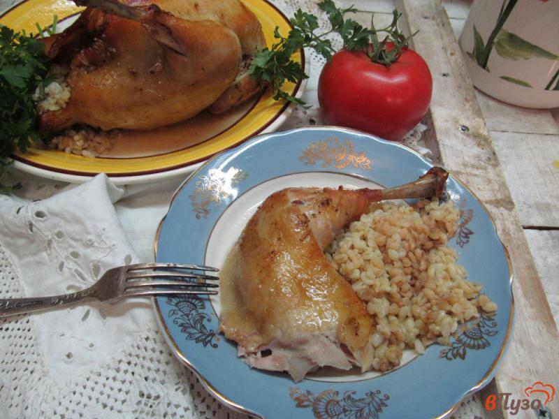 Фото приготовление рецепта: Запеченная фаршированная курица шаг №7