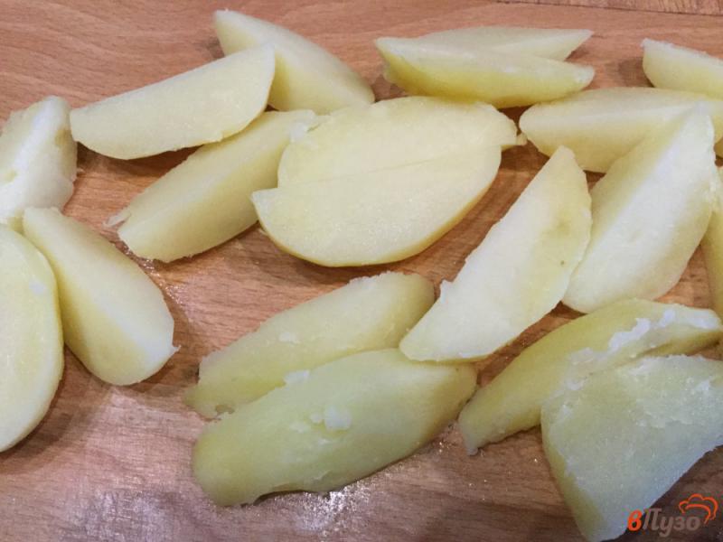 Фото приготовление рецепта: Картофель с цветной капустой,бекона, помидорами в духовке шаг №2