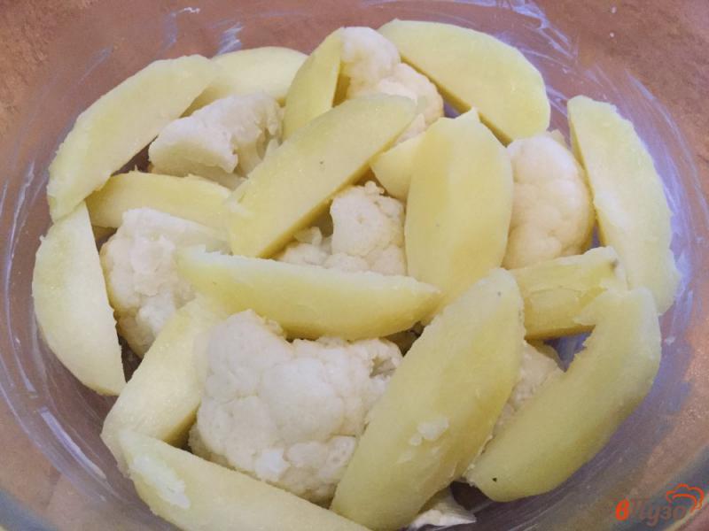 Фото приготовление рецепта: Картофель с цветной капустой,бекона, помидорами в духовке шаг №6