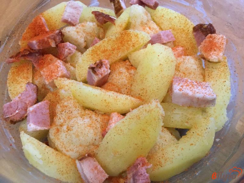 Фото приготовление рецепта: Картофель с цветной капустой,бекона, помидорами в духовке шаг №7
