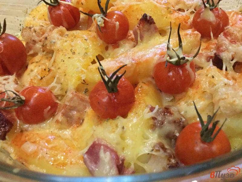 Фото приготовление рецепта: Картофель с цветной капустой,бекона, помидорами в духовке шаг №11