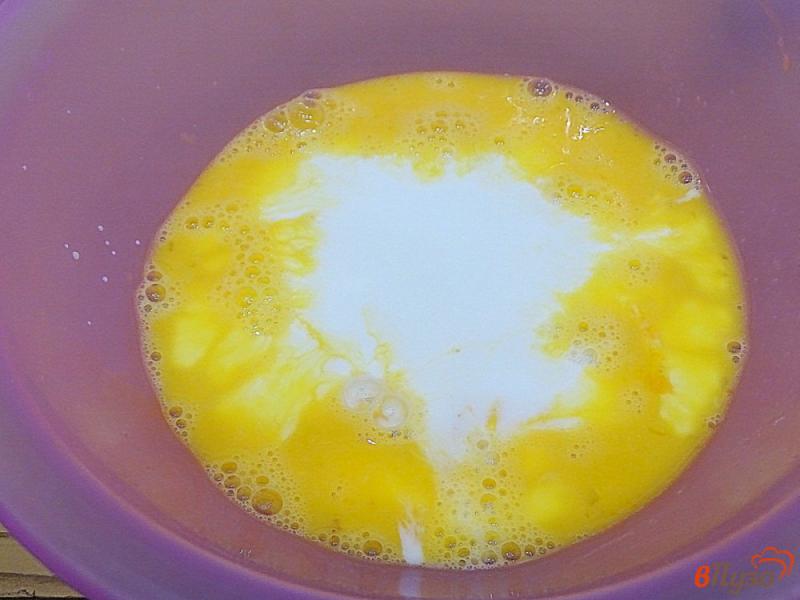 Фото приготовление рецепта: Быстрый и пышный омлет в микроволновке шаг №4