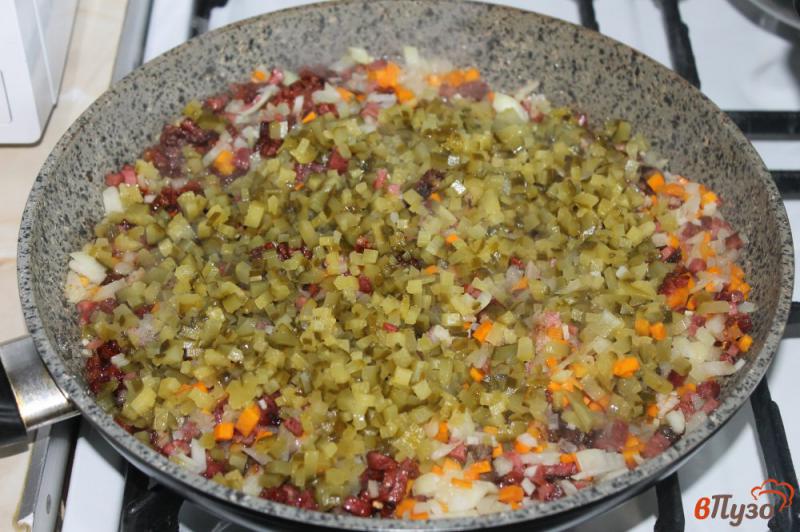 Фото приготовление рецепта: Заправка на солянку с оливками и маслинами шаг №5
