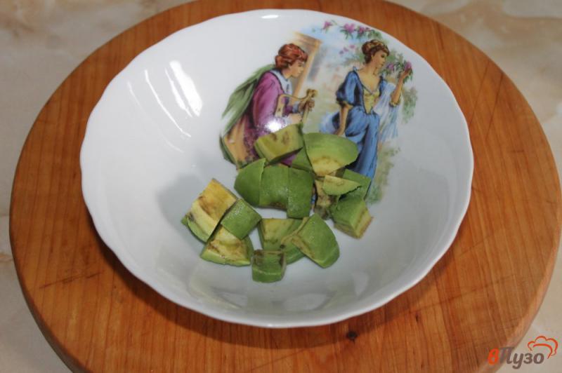 Фото приготовление рецепта: Салат с авокадо и брынзой в панировке шаг №1
