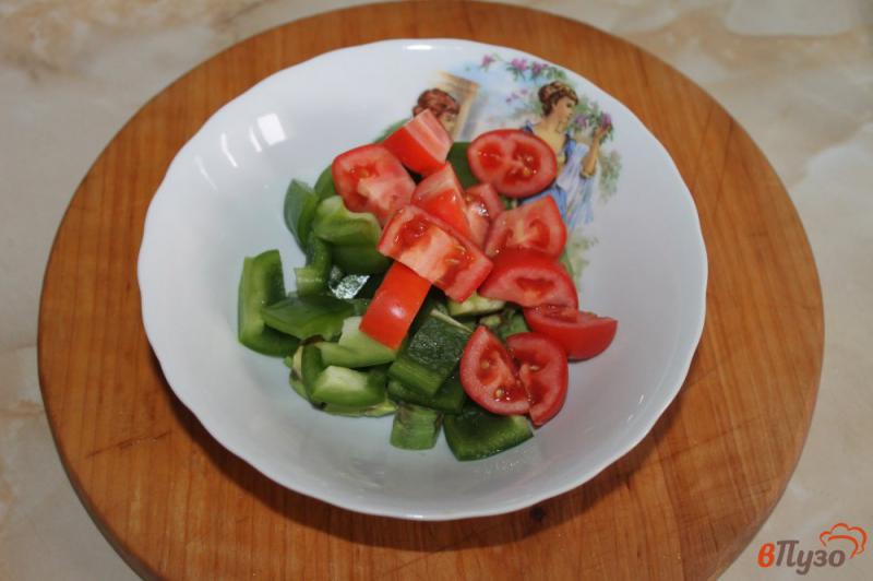 Фото приготовление рецепта: Салат с авокадо и брынзой в панировке шаг №3