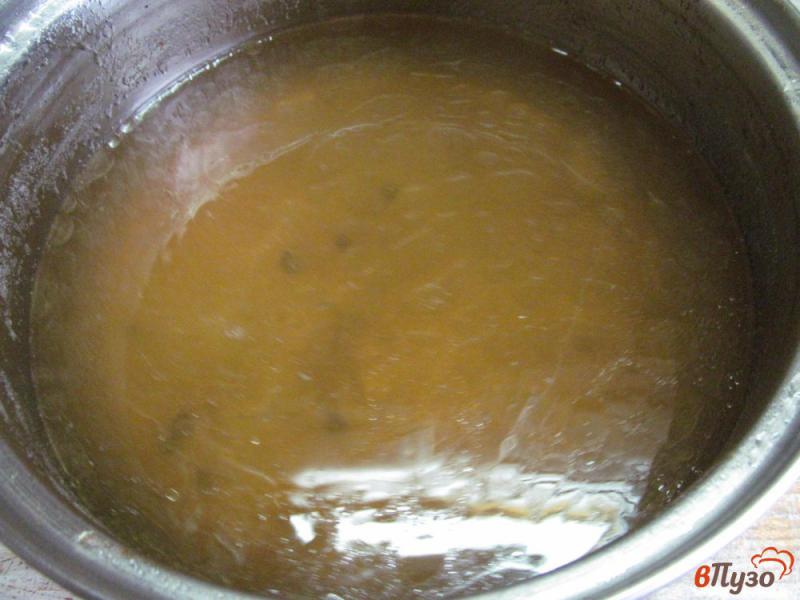 Фото приготовление рецепта: Куриный суп с перловкой шаг №3