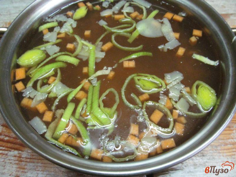 Фото приготовление рецепта: Куриный суп с перловкой шаг №6