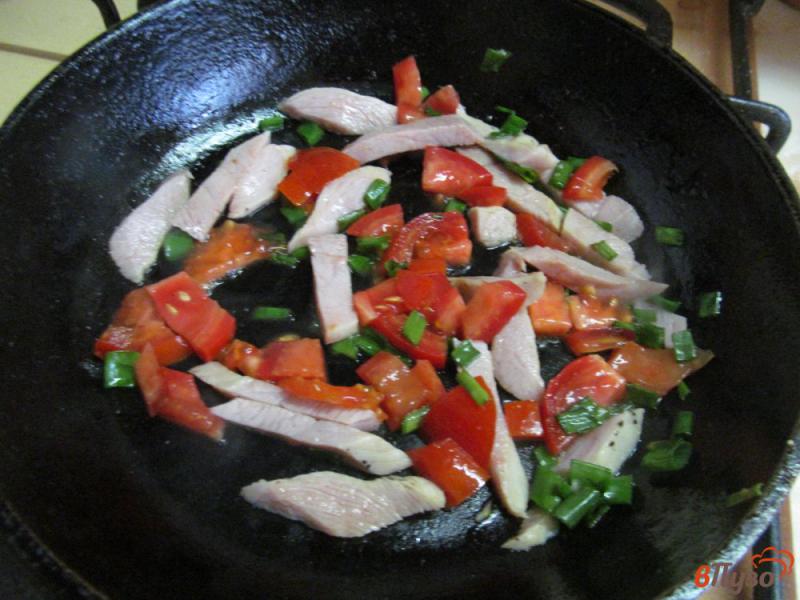 Фото приготовление рецепта: Омлет с бужениной и помидором шаг №11
