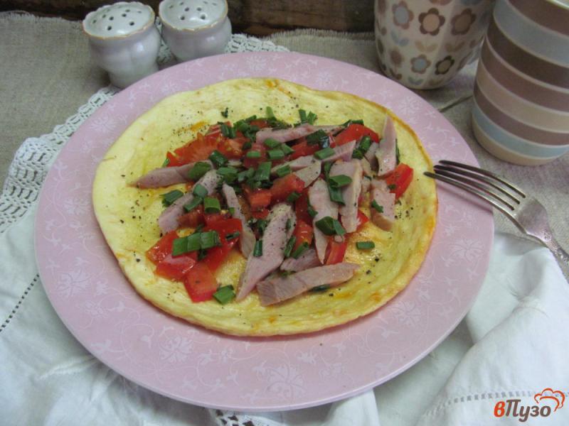 Фото приготовление рецепта: Омлет с бужениной и помидором шаг №13