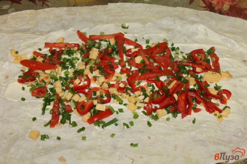 Фото приготовление рецепта: Лаваш на гриле со сливочным сыром и овощами шаг №3