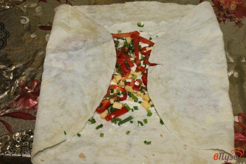 Фото приготовление рецепта: Лаваш на гриле со сливочным сыром и овощами шаг №4