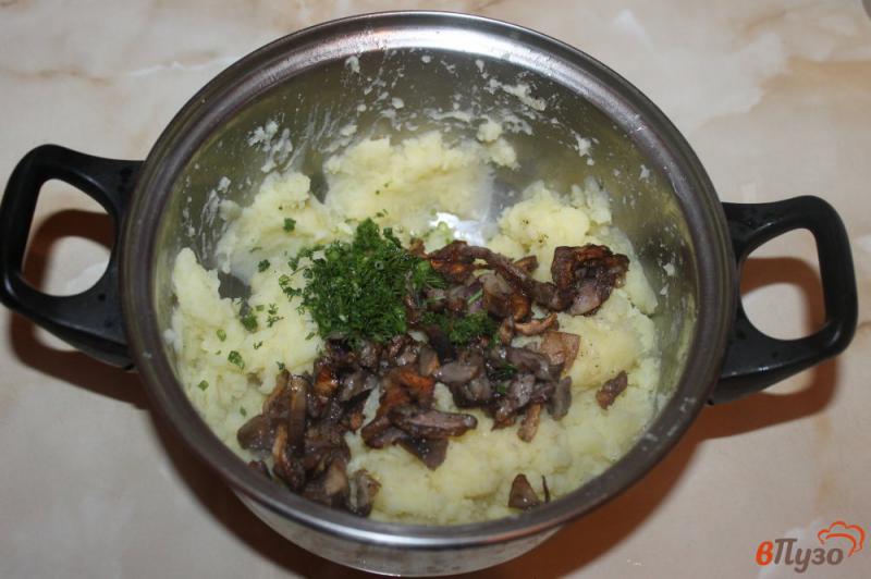 Фото приготовление рецепта: Картофельное пюре с маслятами шаг №6