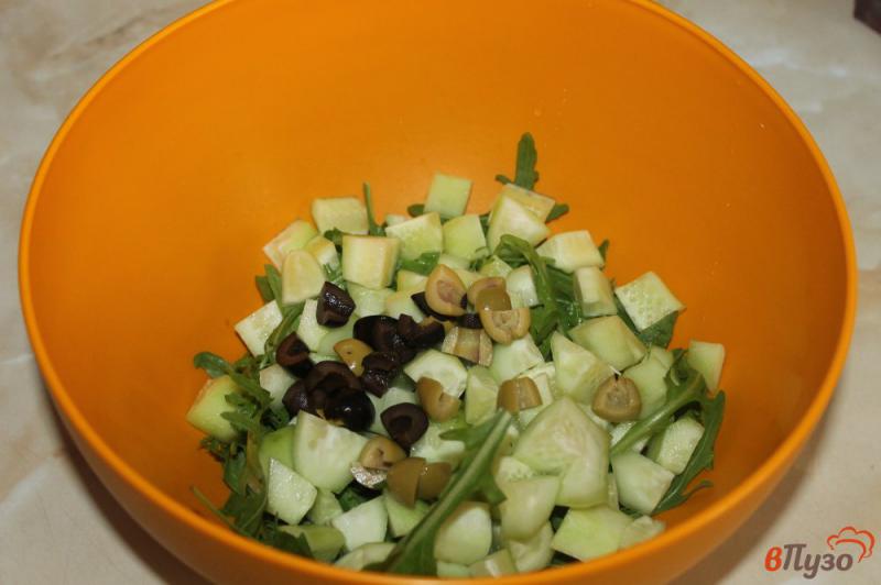 Фото приготовление рецепта: Салат из огурцов, брынзы и рукколы шаг №3