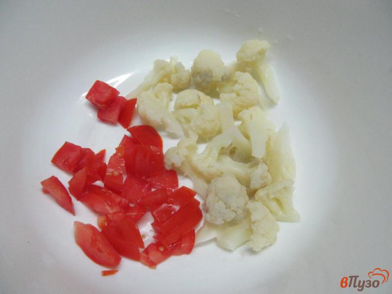 Фото приготовление рецепта: Салат из цветной капусты с помидором шаг №2