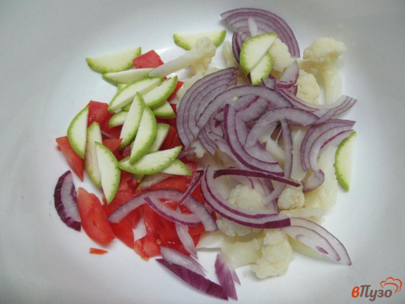 Фото приготовление рецепта: Салат из цветной капусты с помидором шаг №3