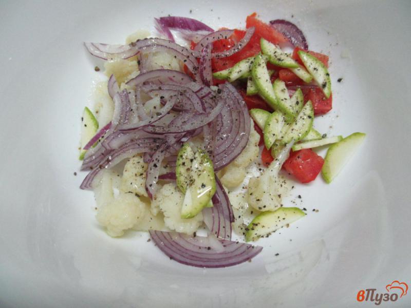 Фото приготовление рецепта: Салат из цветной капусты с помидором шаг №4