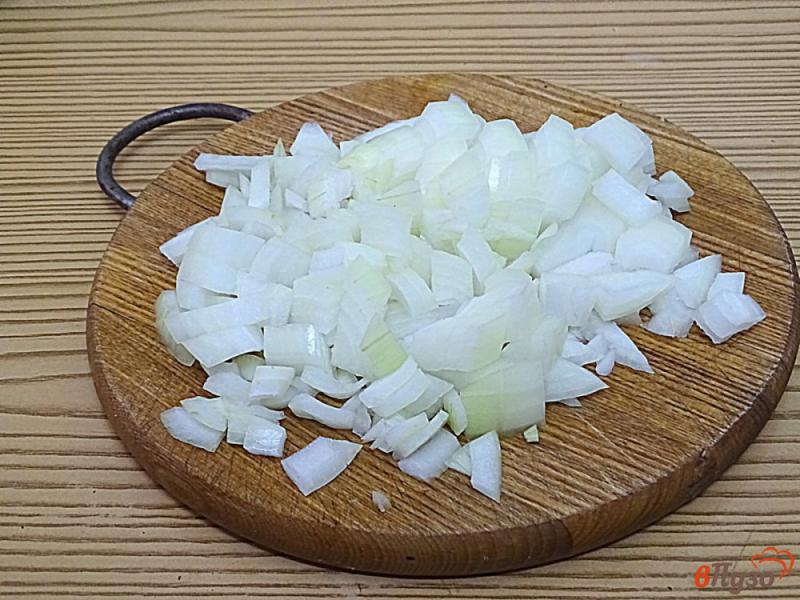 Фото приготовление рецепта: Луковый салат с яблоком и огурцом шаг №2