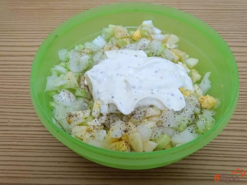Фото приготовление рецепта: Луковый салат с яблоком и огурцом шаг №7