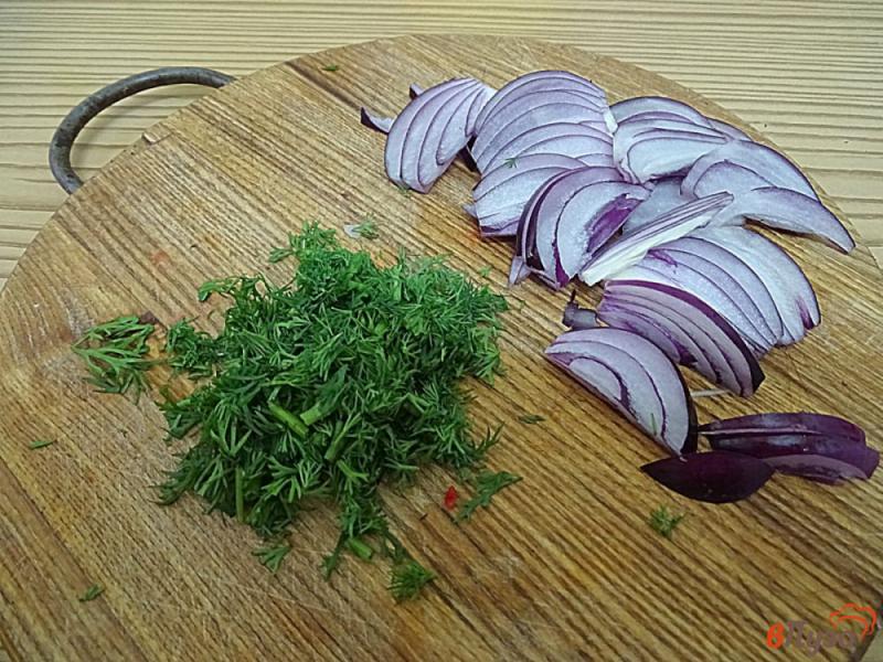 Фото приготовление рецепта: Салат из капусты с перцем, луком и морковью шаг №4