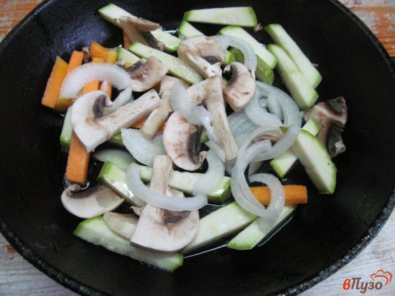 Фото приготовление рецепта: Куриное филе с кабачком и морковью шаг №3