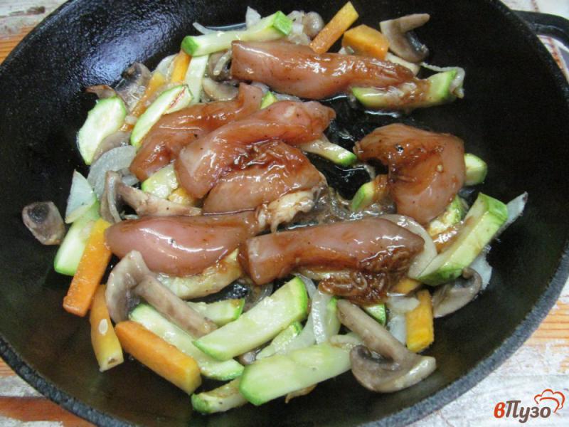Фото приготовление рецепта: Куриное филе с кабачком и морковью шаг №5