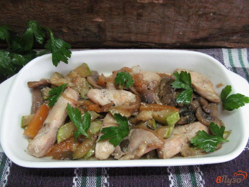 Фото приготовление рецепта: Куриное филе с кабачком и морковью шаг №6