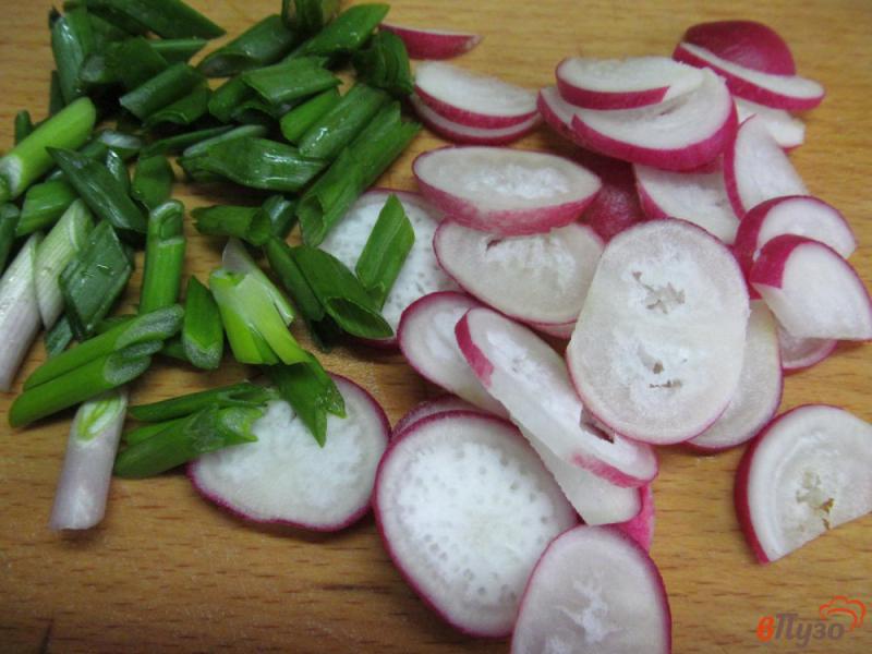 Фото приготовление рецепта: Салат из редиса с цветной капустой шаг №2