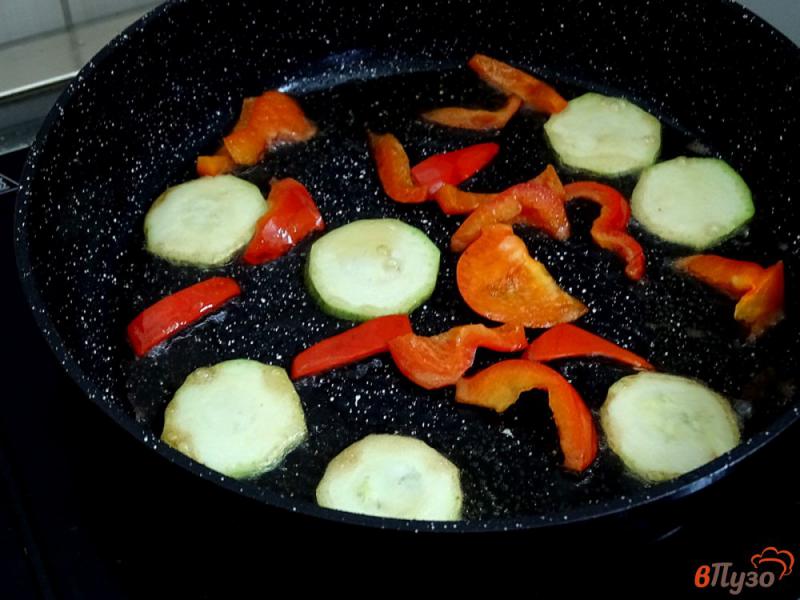Фото приготовление рецепта: Яичница на сале с овощами шаг №2
