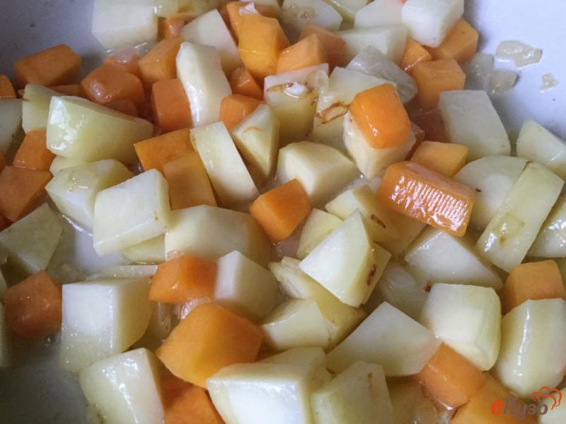 Фото приготовление рецепта: Картофель с тыквой в кефире, запеченные в духовке шаг №5
