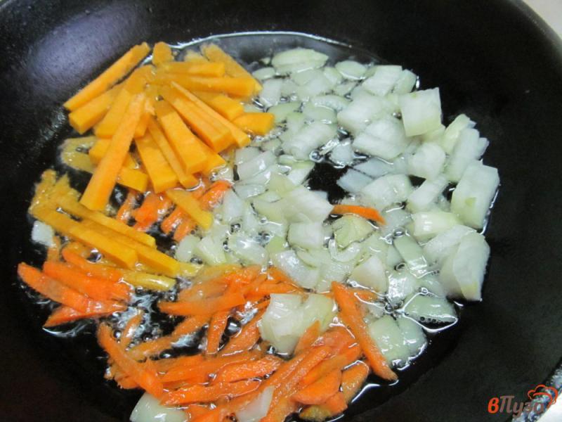 Фото приготовление рецепта: Тушеная картошка с грибами и капустой шаг №1