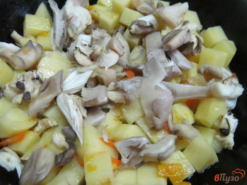 Фото приготовление рецепта: Тушеная картошка с грибами и капустой шаг №2