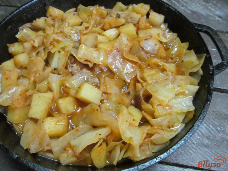 Фото приготовление рецепта: Тушеная картошка с грибами и капустой шаг №4