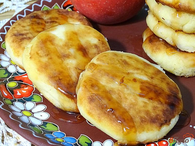 Фото приготовление рецепта: Сырники с яблоком шаг №9