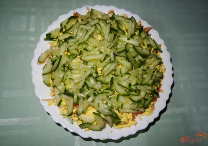 Фото приготовление рецепта: Слоеный салат с тунцом шаг №9