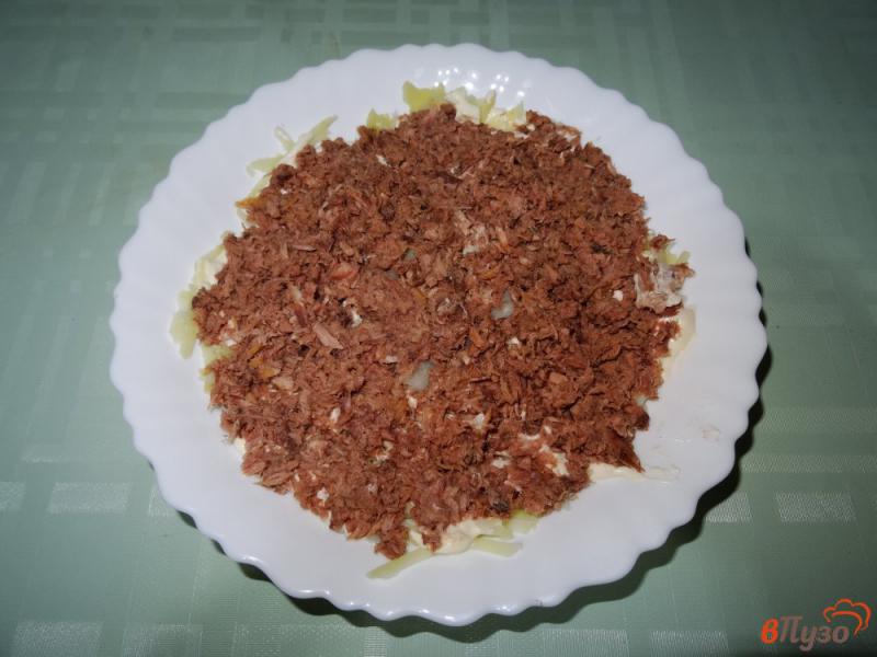 Фото приготовление рецепта: Слоеный салат с тунцом шаг №4