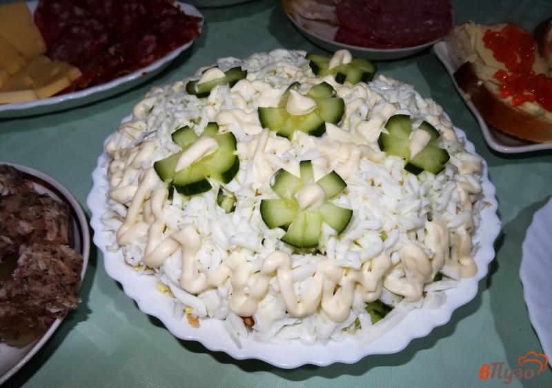 Фото приготовление рецепта: Слоеный салат с тунцом шаг №13