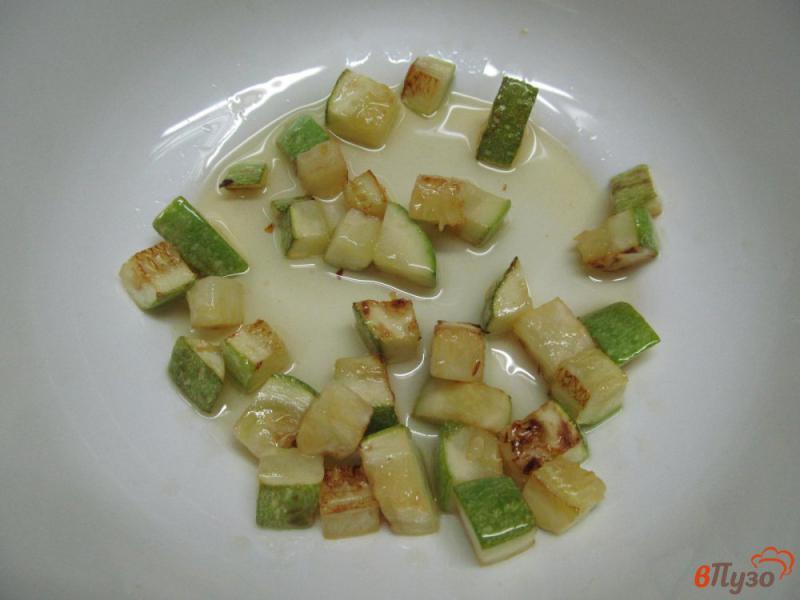 Фото приготовление рецепта: Салат с жареным кабачком шаг №2