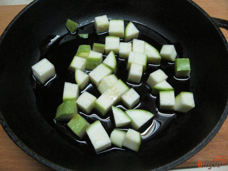 Фото приготовление рецепта: Салат с жареным кабачком шаг №1