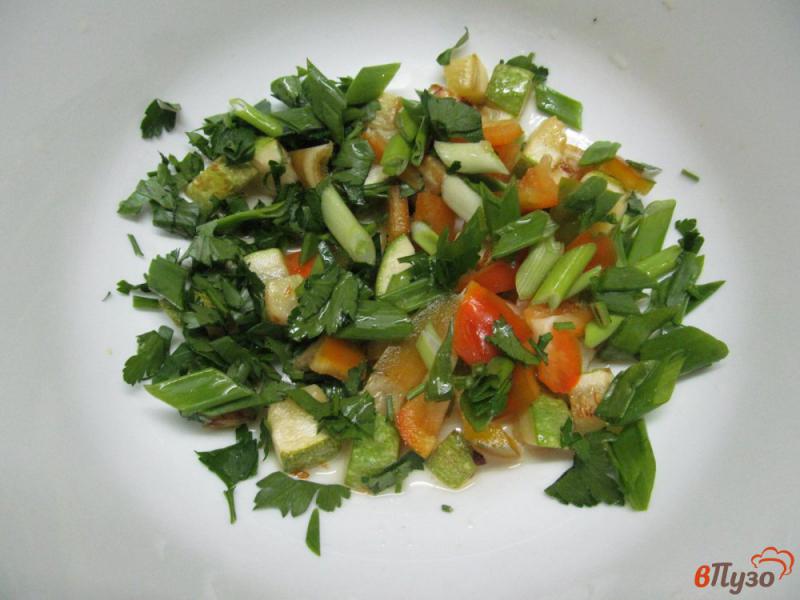Фото приготовление рецепта: Салат с жареным кабачком шаг №4